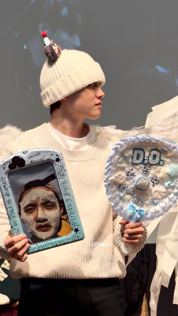 kokokbop's tweet image. kyungsoo holding a giant photocard of himself from kkpp 🤣🤣🤣🤣🤣