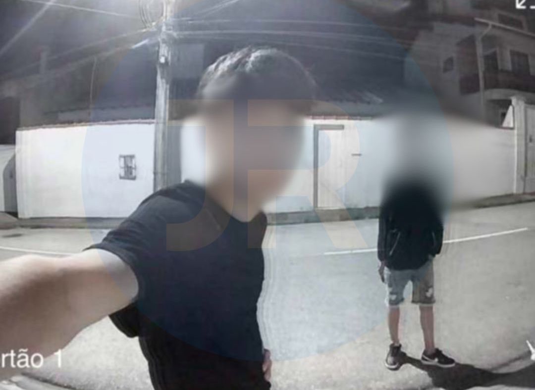 🚨ATENÇÃO: A casa de um dos adolescentes envolvidos na morte do cachorro Orelha foi vandalizada, e populares jogaram fezes humanas contra a residência durante a madrugada.