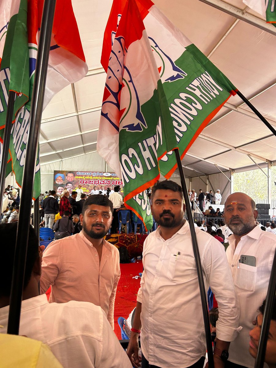 RahulgowdaNA's tweet photo. ಇಂದು ಕೆಪಿಸಿಸಿ ರಾಜ್ಯಾಧ್ಯಕ್ಷರು, ಕರ್ನಾಟಕ ಸರ್ಕಾರದ ಮಾನ್ಯ ಉಪಮುಖ್ಯಮಂತ್ರಿಯವರಾದ ಶ್ರೀಯುತ ಡಿ.ಕೆ. ಶಿವಕುಮಾರ್ ಅವರ ಮುಂದಾಳತ್ವದಲ್ಲಿ ನಡೆದ MGNREGA ಉಳಿಸಿ ಸಂಗ್ರಾಮದಲ್ಲಿ ಕೆಪಿವೈಸಿಸಿಯ ಬೆಂಗಳೂರು ಜಿಲ್ಲಾ‌ ಘಟಕ ಪಾಲ್ಗೊಂಡು ಸಂವಿಧನಾತ್ಮಕವಾಗಿ ನೀಡಿದ ಉದ್ಯೋಗದ ಹಕ್ಕನ್ನು ಕಸಿದು ಕೊಳ್ಳುತ್ತಿರುವುದರ ವಿರುದ್ಧ ಆಕ್ರೋಶ ಹೊರಹಾಕಲಾಯಿತು. https://t.co/fTfm3IrnPM
