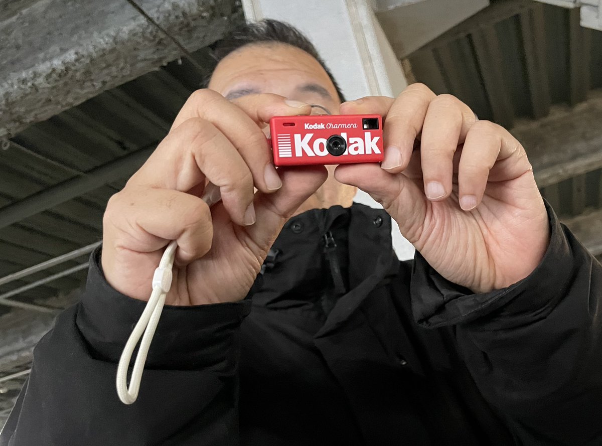 ikm_'s tweet image. 欲しがっていたkodakのチャーメラをゲットした夫。　#charmera 
持つと小ささが増す。