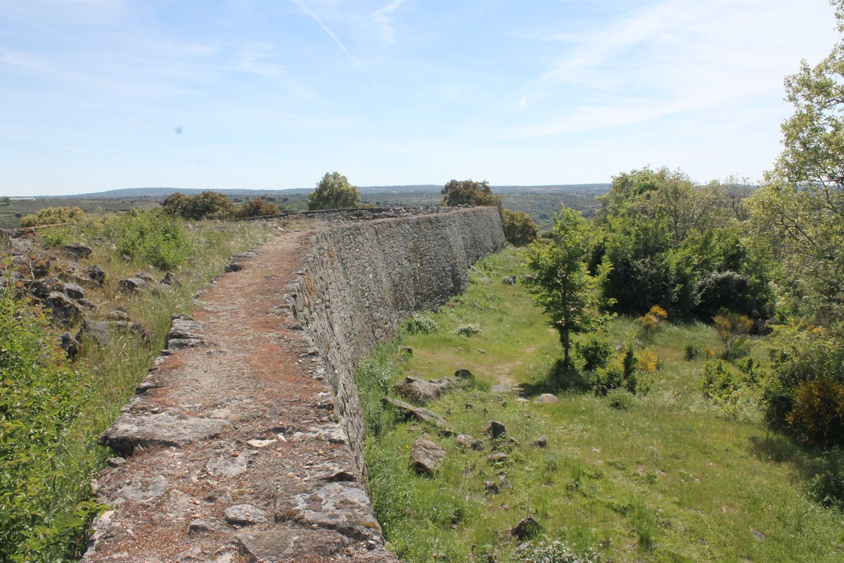 ReddeCastros's tweet image. Castro de Yecla de Yeltes (Salamanca)

El Castro El Castillo se encuentra ubicado en una plataforma cortada entre peñascales y rodeado íntegramente por una gruesa muralla, que encierra unas cinco hectáreas. Compuesto por sillarejo de granito en seco

turismocastillayleon.com/es/patrimonio-…