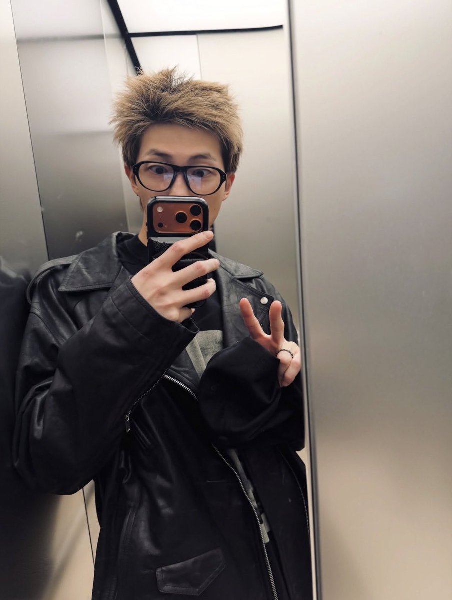 rmvorld's tweet image. love these glasses on him