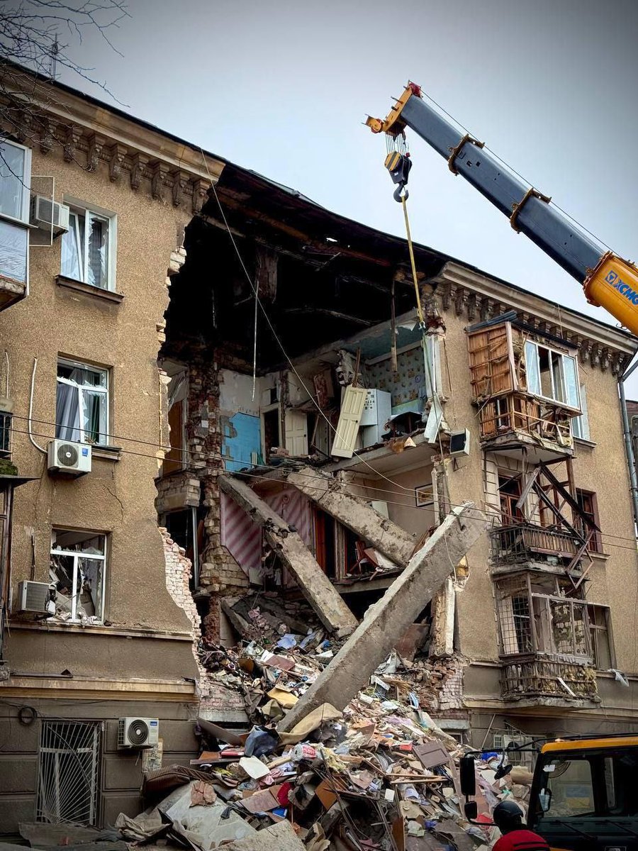 war_monitor_ua's tweet image. Вночі в Одесі була масована атака ударними БпЛА по місту. Цілили по енергетиці - влучили по житлових будинках.
Двоє загиблих, близько 14 поранених. Є серйозні руйнування житлових будинків.

14:31 27.01.26