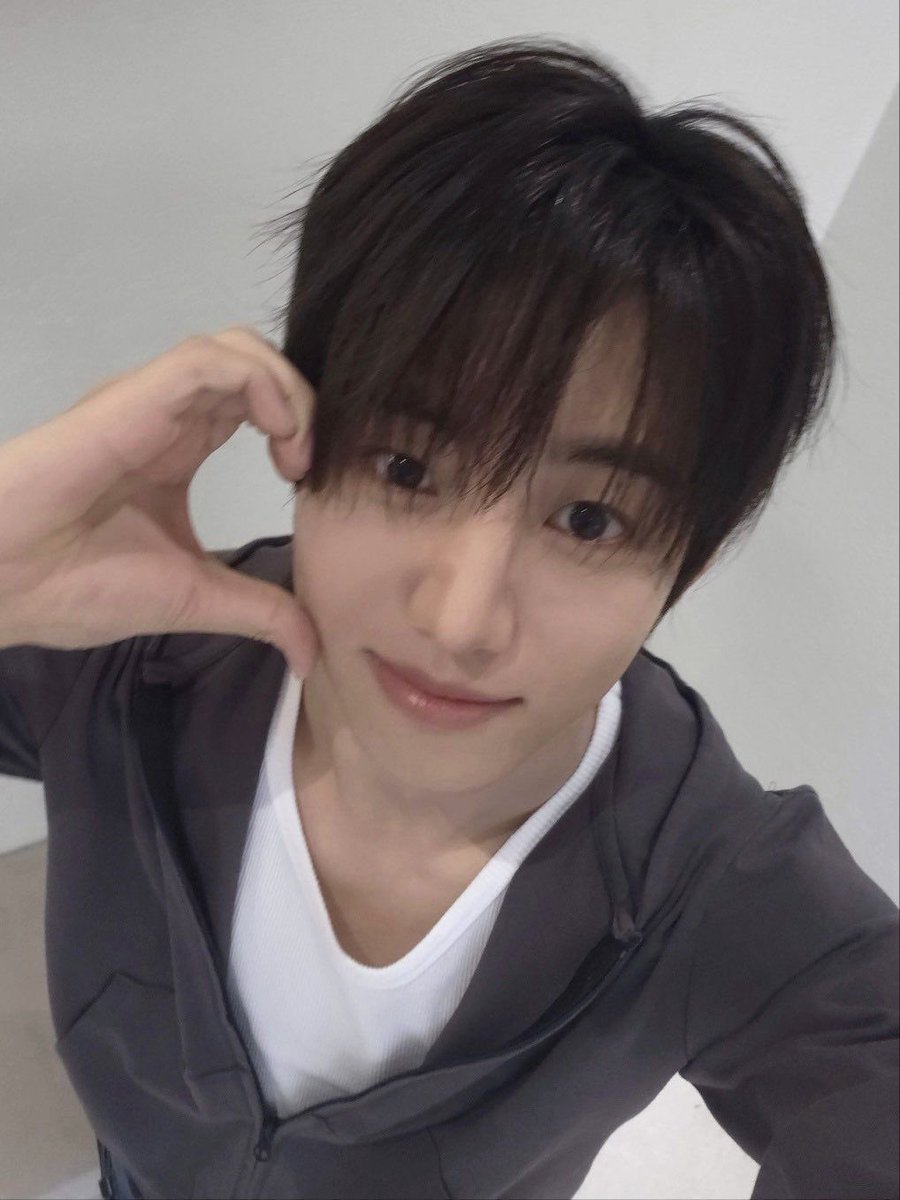 annging22's tweet photo. 형 저녁 뭐 먹어?

                                           언빈이의 사랑//??

왜 굶고 다녀 
  
                                          ……햄버거 시켰어 https://t.co/4QO3CrwIuG