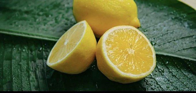 Hastalikogrenn's tweet photo. Limon hakkında ilk defa duyacağınız altın değerinde bilgiler 🍋

Limonda bulunan asit koltuk altında oluşan bakterileri öldürür. Koltuk altına limon sürerseniz kokuyu yok eder, hem doğal, hem de zararsızdır.

Limonu topuk ve ayak uçlarına 10 dk masaj uygulayarak sürmek; grip ve nezleyi hızlıca geçirir..

Paslanan malzemelerinizi limon suyunda bekletirseniz pası çözülür ve hızlıca temizleyebilirsiniz.

Limon suyu içmek; Bağışıklık sistemini güçlendirir, kırışıklık ve lekeleri azaltır, diş ağrısını dindirir ve kanı temizler.

3 limon ve 1 kaşık vanilyayı su bitinceye kadar kaynatin; evdeki hava tertemiz olacak, koku gidecektir.

Bileklerinize birkaç damla limon damlatırsanız vücudunuz dinç olur ve enerjiniz artar.

Elinize sinen kokuları limonla ovarak yok edebilirsiniz.

Sabahları yorgun uyanıyorsanız baş ucunuza limon koyun, kötü kokuyu alır ve salgıladığı kokuyla stresinizi azaltır, uyku kalitenizi ise yükseltir. Enerjik uyanırsınız.

Limon Kabuğu yemenin faydaları ise saymakla bitmiyor, tam bir şifa deposu!

Diş etlerini güçlendiriyor, Karaciğerde yağlanmayı önlüyor, Bağırsakları koruyor, Hücre hasarını önlüyor, Kanser riskini azaltıyor. Kalp ve Damar sağlığını koruyor.

Buraya kadar okuduğunuz için teşekkür ediyorum. Sizin için faydalı içerikler üretmeye çalışıyoruz.

Bu tür paylaşımlar yapmaya devam etmemizi istiyorsanız yoruma "Devam" yazar mısınız?