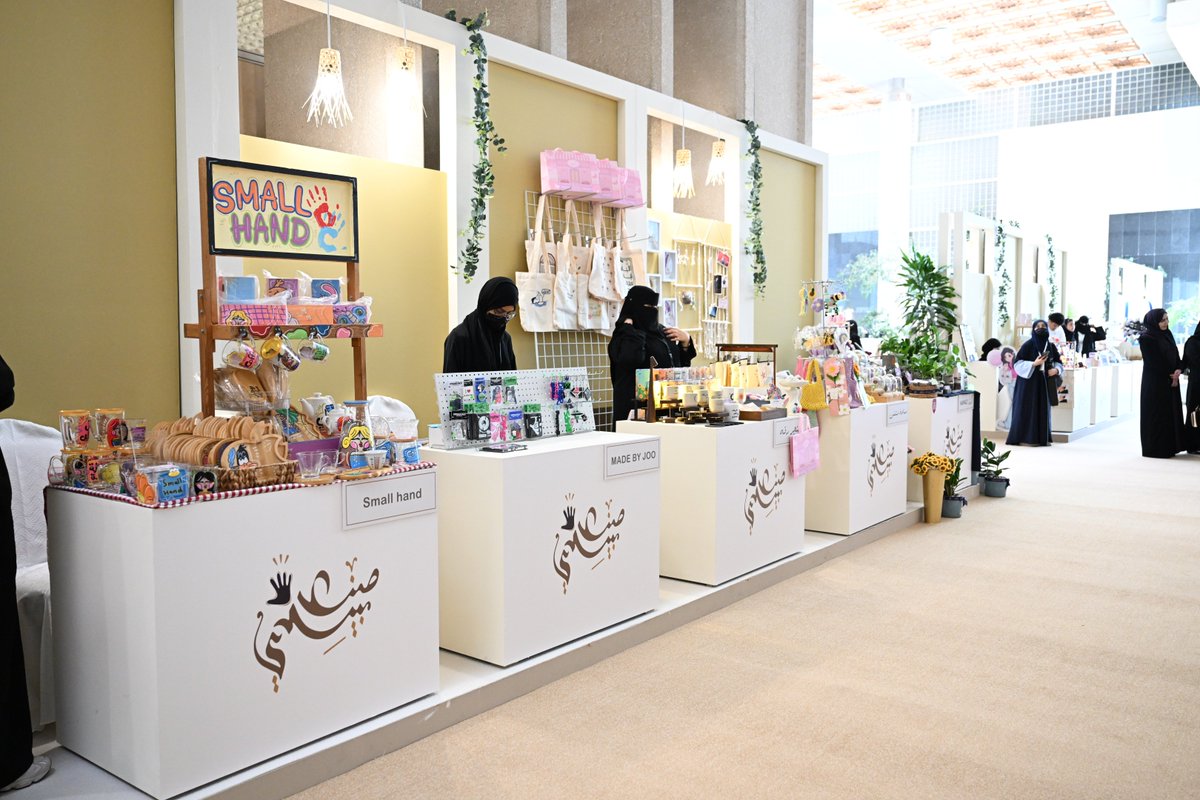 KAU_Events's tweet photo. تحت رعاية سمو أمير منطقة مكة المكرمة الأمير خالد الفيصل، افتتحت #جامعة_الملك_عبدالعزيز معرض المشاريع الصغيرة «صُنع بيدي» في نسخته الـ19، بمشاركة 130 مشروعًا طلابيًا تمثل 12 مجالًا إبداعيًا، دعمًا لريادة الأعمال، والاقتصاد الإبداعي، وتمكين الطلبة من خوض تجارب سوق العمل. 
#صُنع_بيدي