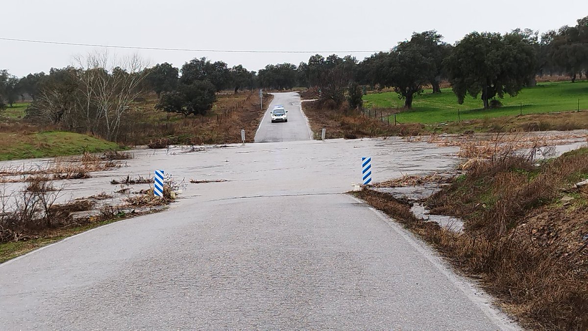 MeteofrikiUSIA's tweet photo. @CChguadiana @dipucordoba una vez más, la CO-7410, Dos Torres a Villaralto. Carretera hoy sin señalización de corte, solo una patrulla de la @GDTGuardiaCivil en un lado. Tremendo. A la espera de que se "levante" el puente. https://t.co/0fyNehZnmq