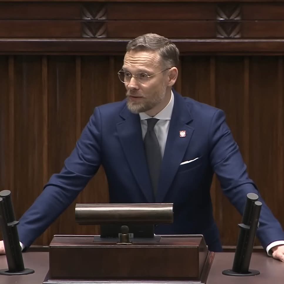 Szef Kancelarii Prezydenta Zbigniew Bogucki stawia sprawę jasno:

„Nie ma pierwszego i drugiego małżonka. Jest mąż i żona. Jest kobieta i mężczyzna. Jest polska Konstytucja.”
Zapowiedział: jeśli rząd wyda rozporządzenie wymazujące męża i żonę z języka urzędowego – będzie to