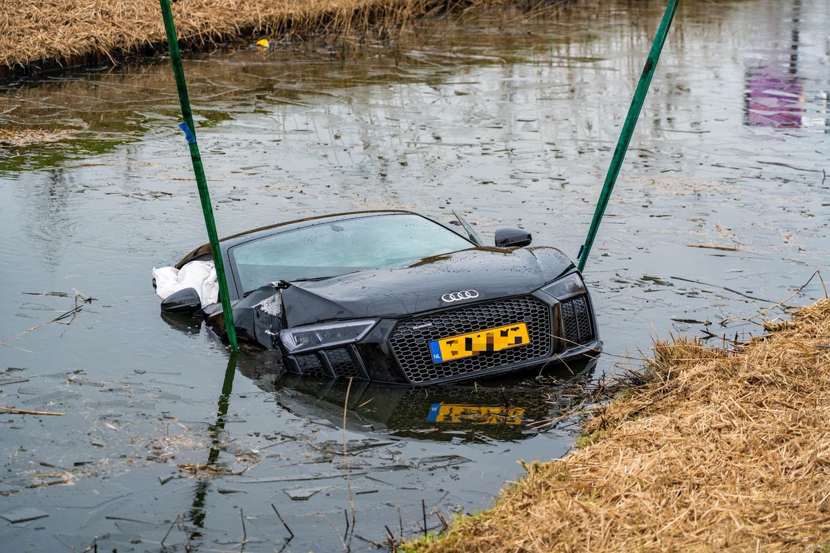 Auto te water langs Zeewolderweg