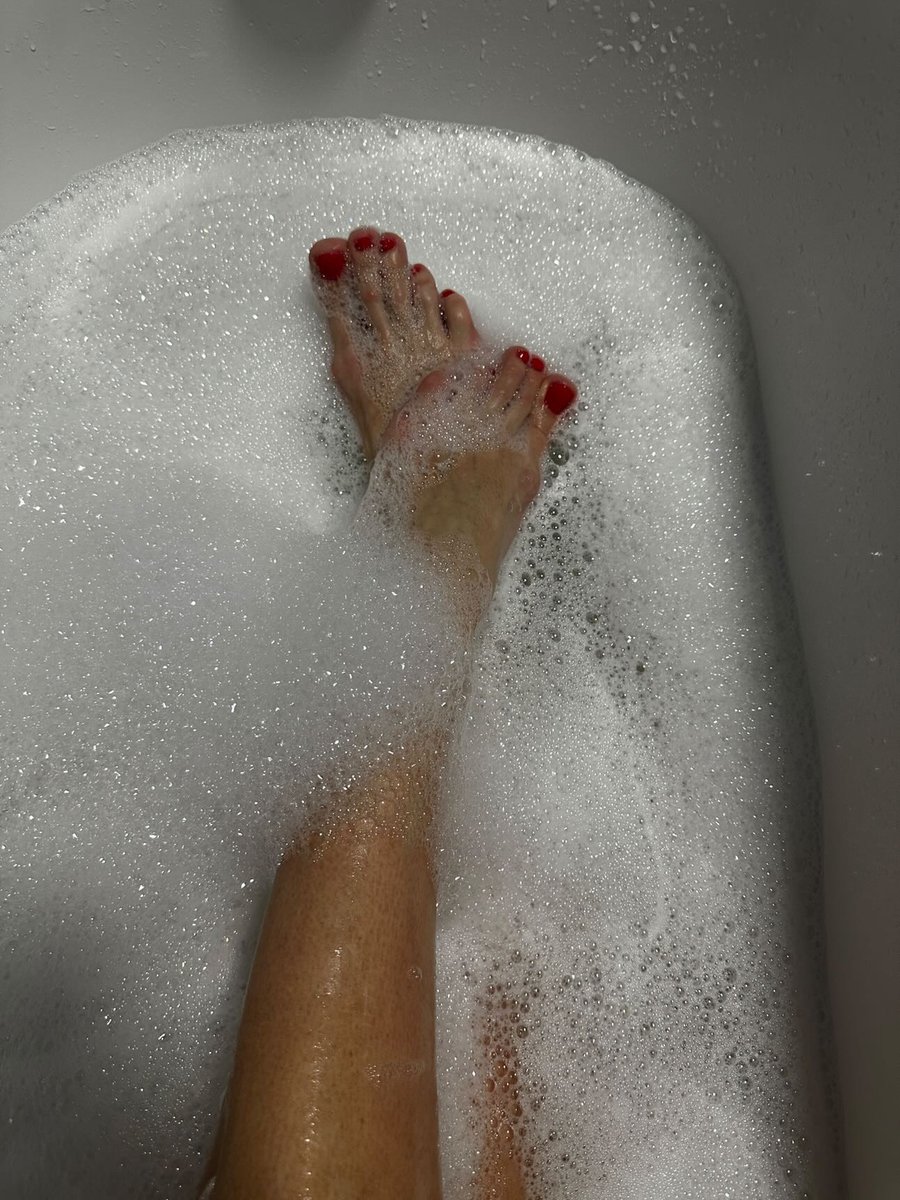 BAGFlashZone's tweet image. Beautiful feet with red nails in front of my cameras! More on my photographer site! Link in bio! 
#feet #legs #foam #bath #beauty #photographer #closeup #linkinbio #rednails