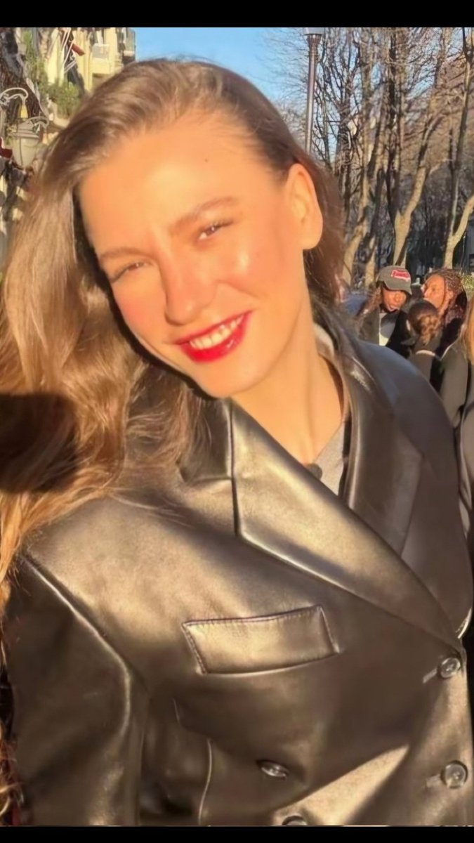 Gülüşündeki sıcaklık kalbimi nasıl ısıtıyor... istemsiz gülümsüyorum seni görünce aşkım kadın ❣️❣️❣️ #serenaysarıkaya