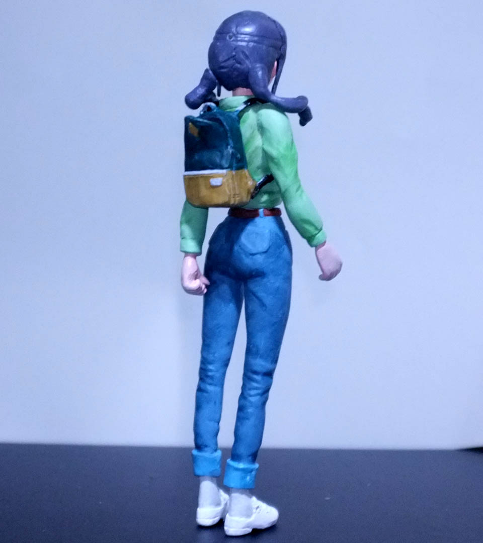シャツとデニムだけ手を入れました。両方ともくすんだ色で、グレーを混ぜ込んで作るので、調色がめんどくさいです。
リュックは小さいか・・・大きくすると、せっかく良くできたお尻が隠れるので、これでいいでしょ～。
後ろ姿、いいですなぁ(また自画自賛です・・)

#沙織・バジーナ #自作フィギュア