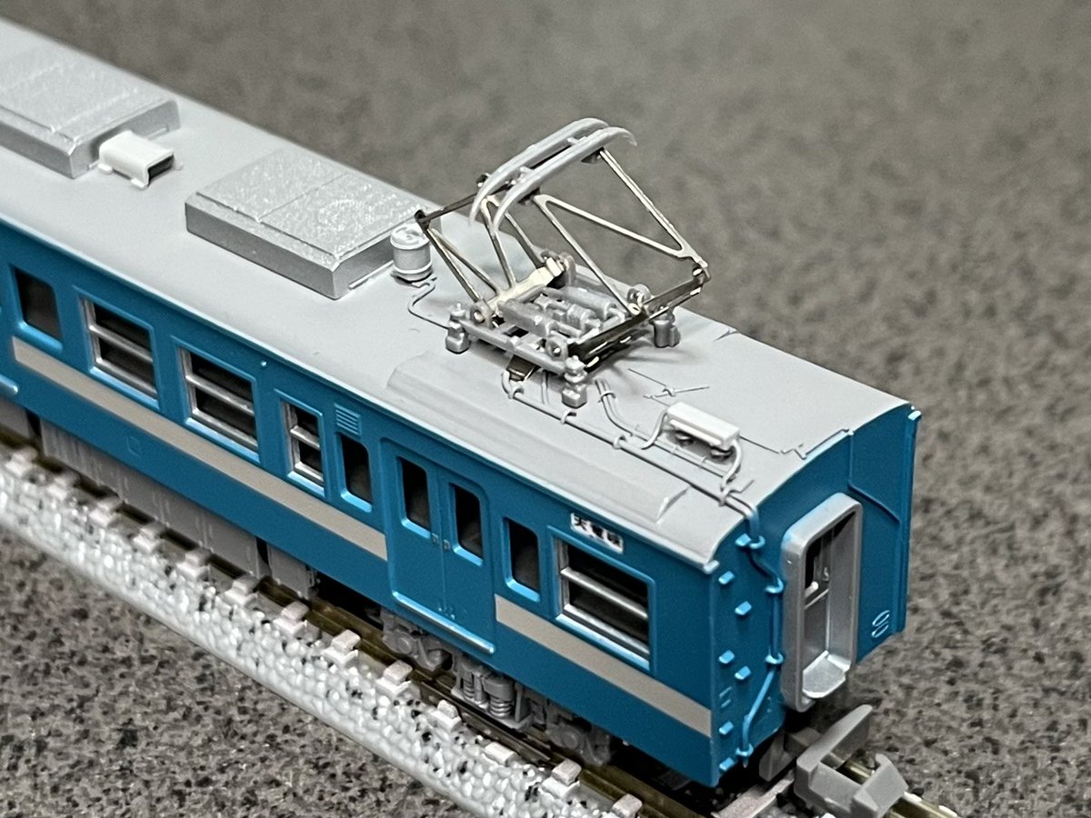 GMのインバータークーラーを使用し冷房化、台座はプラ板で制作。 M車の