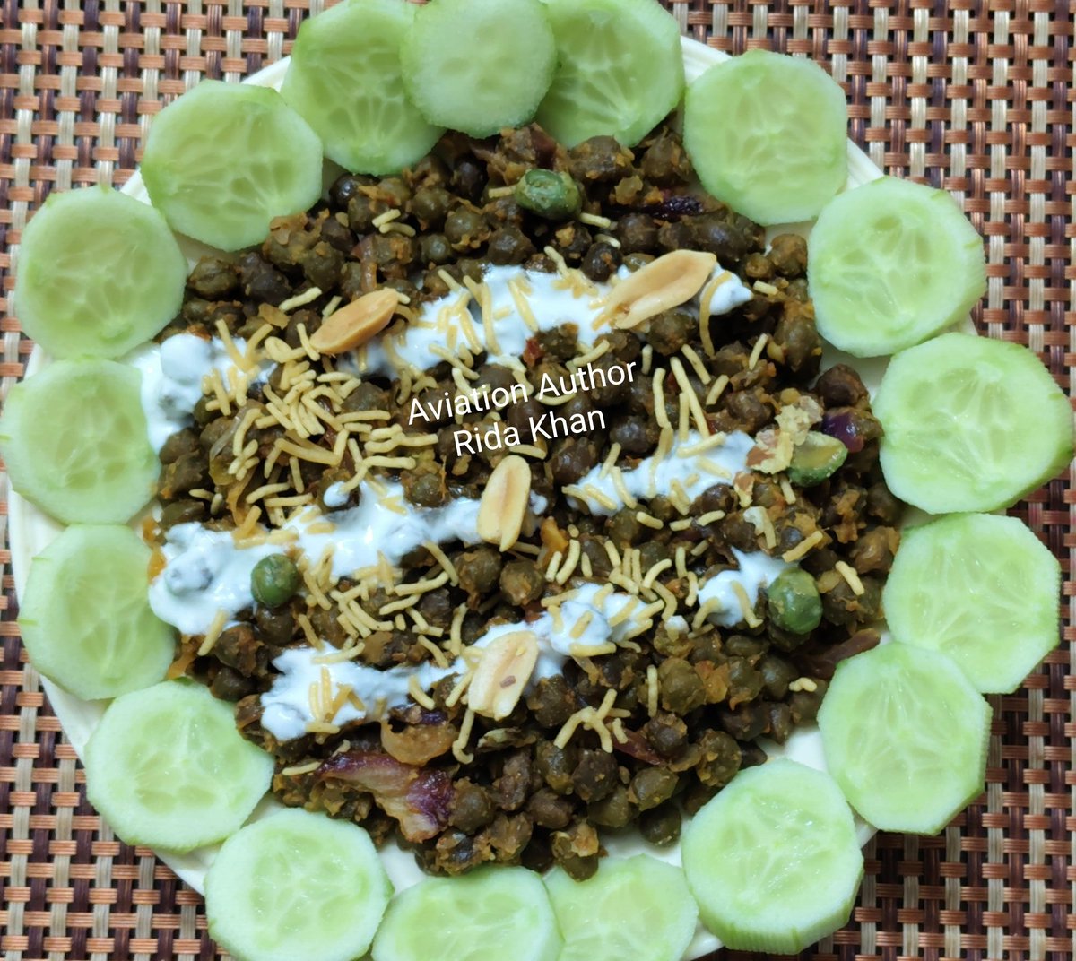 mohd_ridakhan's tweet image. Green chickpea chaat a yummy #snack #food by my #cooking #recipe : soak green dried chickpea overnight, boil thm. Heat oil in pan+ fry onion+boiled chickpea+ pasta sauce+red chilli pwdr+salt. At the end garnish with curd &amp;amp; sev &amp;amp; hv with cucumber.. #foodie