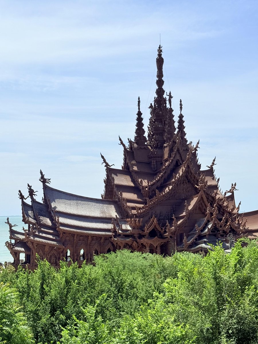 rish990's tweet image. 打卡真理寺
需要选择语言跟团参观，有中文团。 不是寺庙，是博物馆。可以穿短裤，但是要衣着得体，不能太暴露。全程参观1小时左右，结束后可以自由活动。 #泰国 #真理寺#芭提雅#旅行