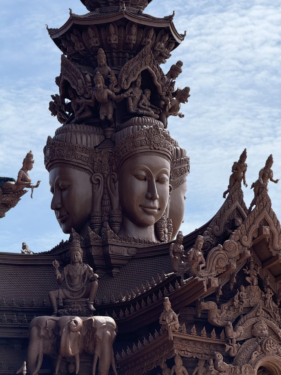 rish990's tweet image. 打卡真理寺
需要选择语言跟团参观，有中文团。 不是寺庙，是博物馆。可以穿短裤，但是要衣着得体，不能太暴露。全程参观1小时左右，结束后可以自由活动。 #泰国 #真理寺#芭提雅#旅行