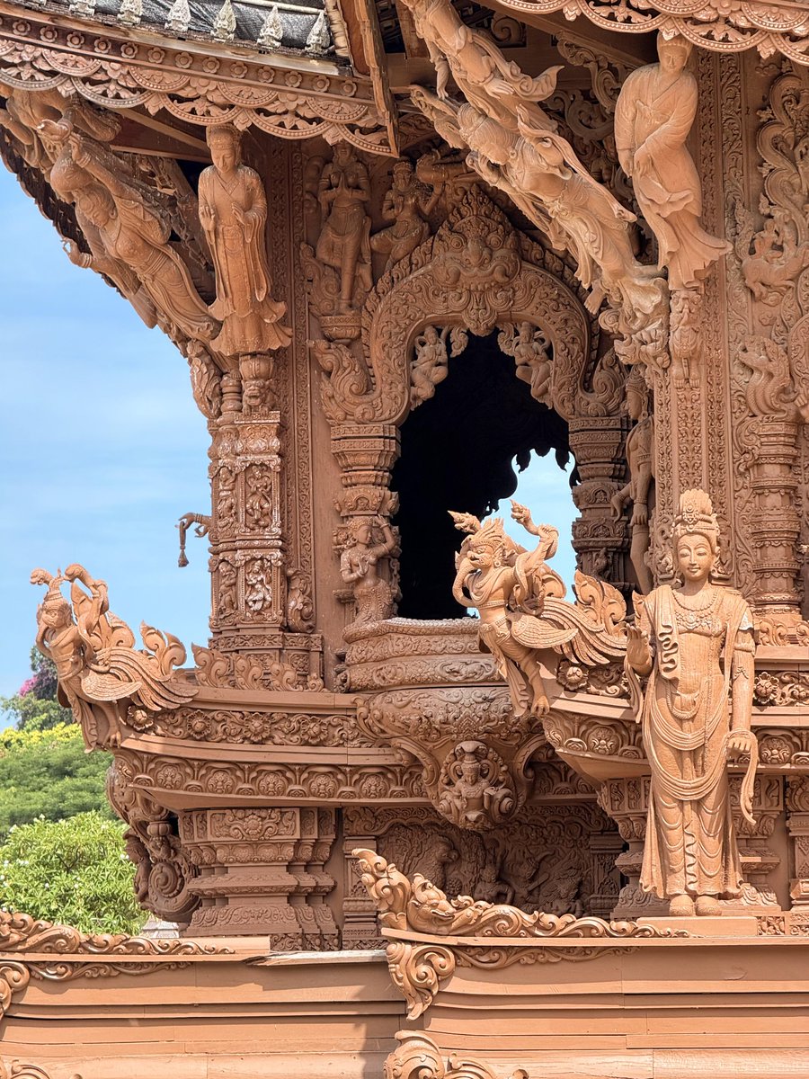 rish990's tweet image. 打卡真理寺
需要选择语言跟团参观，有中文团。 不是寺庙，是博物馆。可以穿短裤，但是要衣着得体，不能太暴露。全程参观1小时左右，结束后可以自由活动。 #泰国 #真理寺#芭提雅#旅行