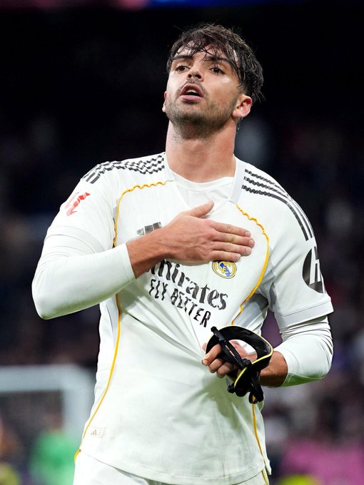 يلعب راؤول أسينسيو منذ شهر كامل وهو يعاني من شرخ دقيق في عظمة الساق اليمنى. الطبيب أوصى براحة تامة لمدة 4 6 أسابيع لتجنب تحوّل الشرخ إلى كسر كامل، لكن أسينسيو رفض التوقف، حتى لو كان ذلك يعرّض ما تبقى من مسيرته الكروية للخطر. (آس الإسبانية) 