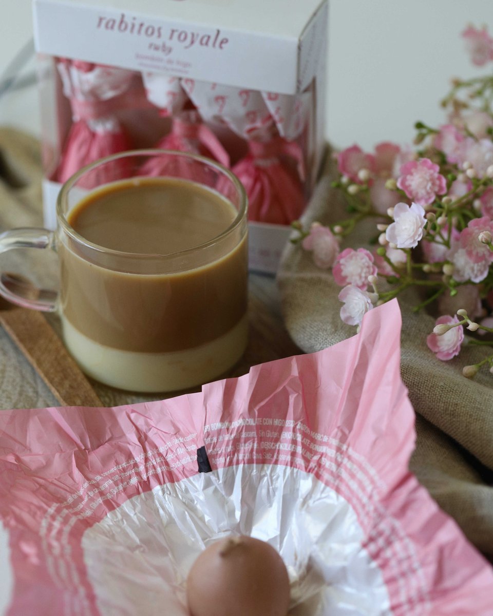 rabitosroyale's tweet image. ¡Disfruta de nuestros espectaculares #Rabitos Ruby con un delicioso café bombón!
-
Enjoy our spectacular #RabitosRoyale Ruby with a delicious Spanish coffee!

#BombonesDeHigo #ChocolateFigBonbon #ChocolateRuby #RubyChocolate #bombones #bonbons #SpanishCoffee#CaféBombón
