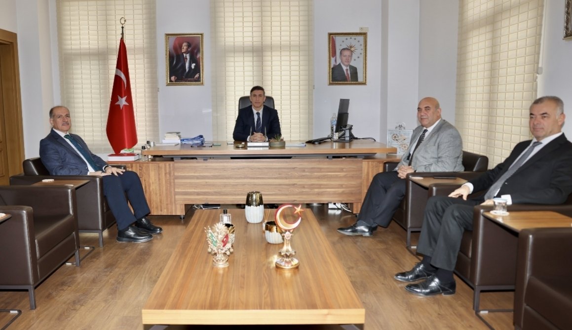 Kaymakamımız Sayın <a href="/mehmet1aksu/">Mehmet Aksu</a>; 
Adana İl Milli Eğitim Müdürü Sayın Mehmet Nurettin Aras ve beraberindeki heyeti makamında kabul etti. Yüreğir’in eğitim geleceğini şekillendirecek projeler, ilçemizde devam eden okul yatırımları ve öğrencilerimizin başarısını en üst seviyeye