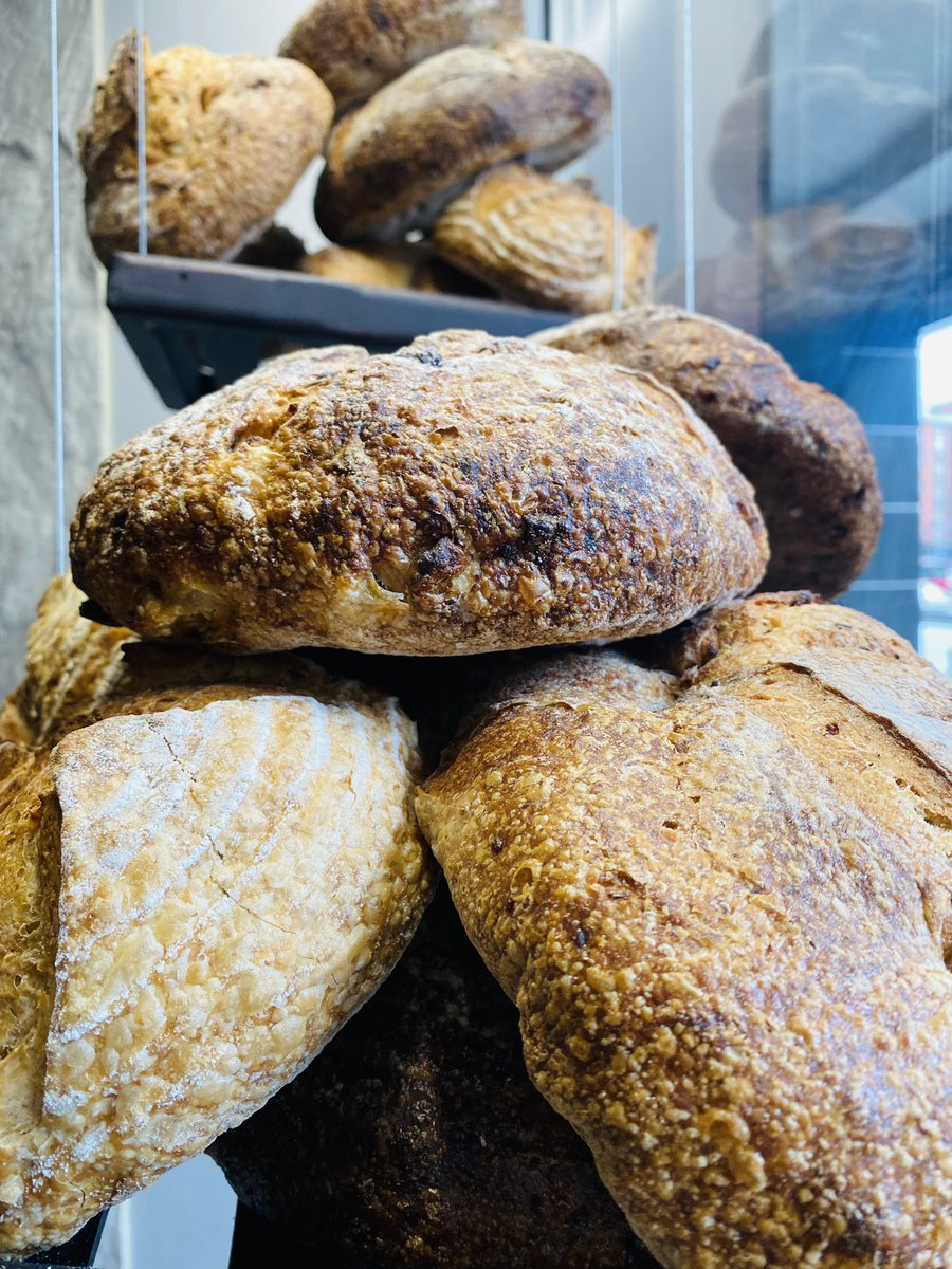 galevski's tweet image. Фокусирани на секојдневните глупости и дегутантости во Скопје и државава, како да губиме (или губам) капацитет за забелњжување на добро и извонредност. 
Ориоло е италијанска пекара во полукружната зграда со столбови спроти Соборна. Вчера бев, преубави, домашни, италијански…