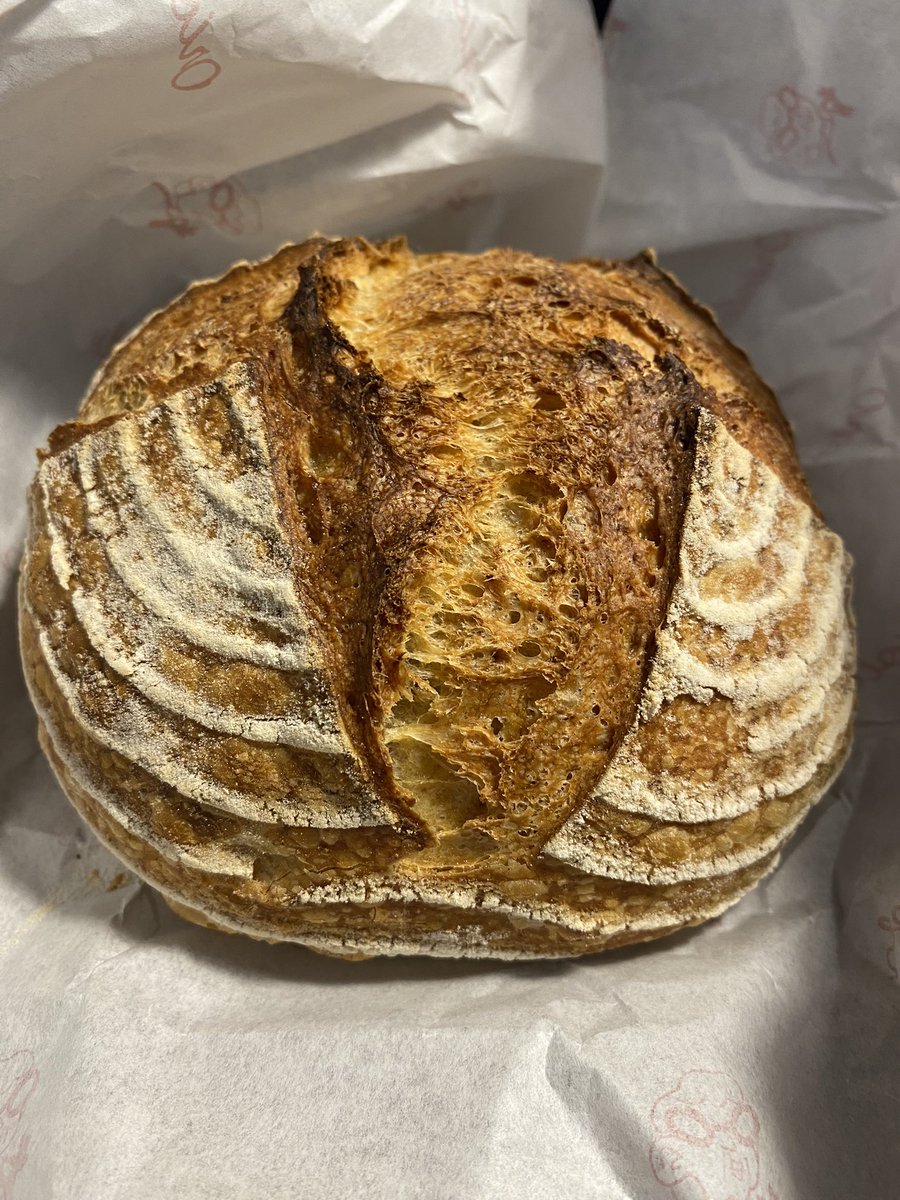 galevski's tweet image. Фокусирани на секојдневните глупости и дегутантости во Скопје и државава, како да губиме (или губам) капацитет за забелњжување на добро и извонредност. 
Ориоло е италијанска пекара во полукружната зграда со столбови спроти Соборна. Вчера бев, преубави, домашни, италијански…