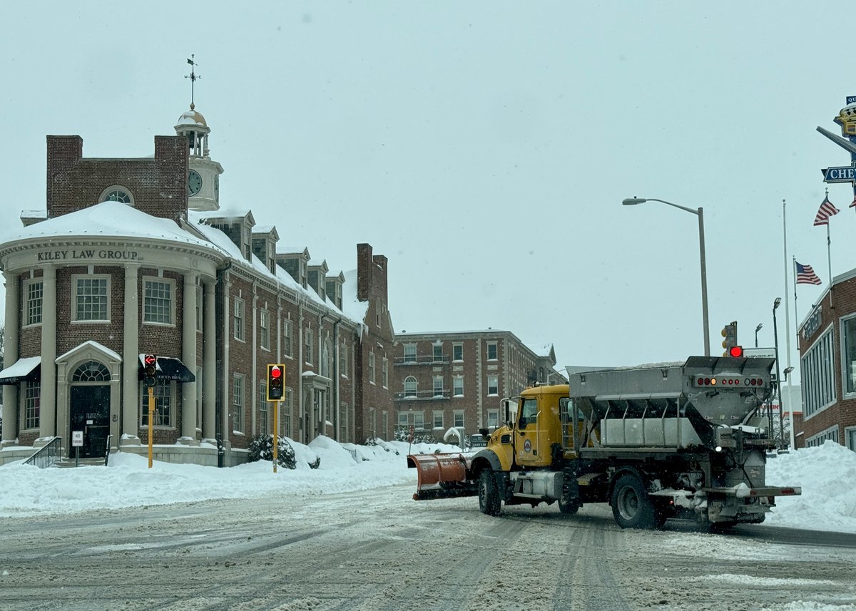 Andover recorded 20.5″ of snow in the latest storm, sending DPW crews into extended cleanup shifts. Roads are passable but work continues. Read more ⤵️
 andovermanews.com/andover-record…
#AndoverMA #WinterStorm