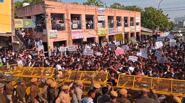 OMR शीट घोटाले की CBI जांच को लेकर बाड़मेर के बेरोजगार युवाओं ने किया जिला कलेक्टर कार्यालय का घेराव...
इस तरह हर जिले पर धरना किया जाए तो घोटाला करने वाले 100 बार सोचने पर मजबूर होंगे।
#OMR_घोटाला_मांगे_CBI_जांच 
<a href="/ABPNews/">ABP News</a> <a href="/Barmer_Harish/">Harish Chaudhary</a> <a href="/rajendra_barmer/">Rajendra Choudhary</a>