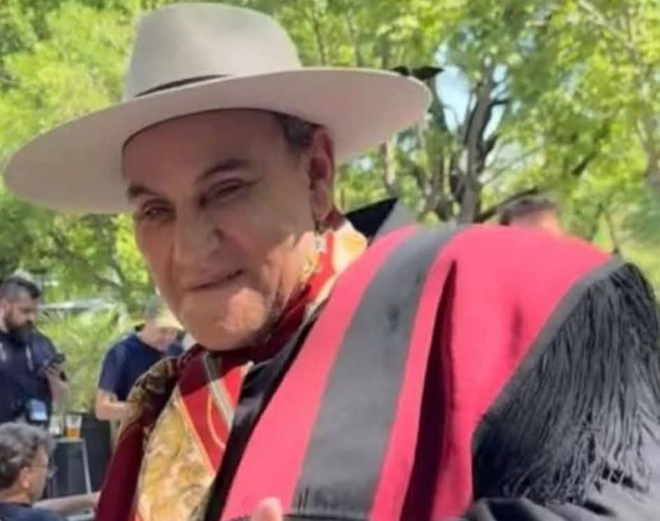 MarileNeumayer's tweet image. "Se disfraza de Martin Miguel de Güemes, es cagador como Mauricio Macri,  se maquilla como Polino, las letras de sus canciones son como las de L-Gante, habla como Jorge Corona, es explotador como De Angelis, tiene las mismas desviaciones que el padre Grassi, escabia como Patricia…