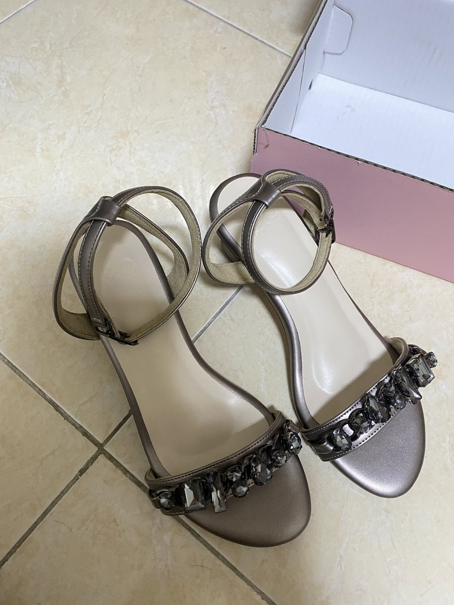 ส่งต่อรองเท้า Sherlot รุ่น Pris สี Metallic 
ไซส์ 39 ซื้อมา 1590.- ใส่ครั้งเดียว ขายต่อ 1400.- ส่งฟรี #ส่งต่อรองเท้า