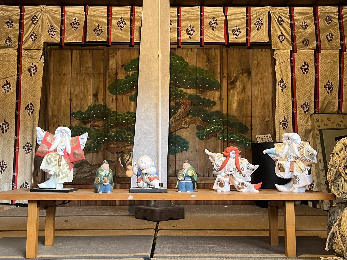 mikan_do38's tweet photo. 少し前ですが、戸越八幡神社に新年のご挨拶に行ってきました〜🌅
寒かったけど、境内でしばし本を読んだりして。
石を籠に投げ入れる運試しはぜんぶ外れましたが笑、今年も良い1年にできるよう頑張ります。

去年は出られなかった古本市、今年は出られますように祈願！🙏 m https://t.co/Tqu1hSAPlJ