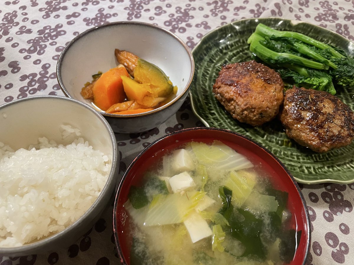 今日のハンバーグはいつになく美味しかった。
スーパーのライフで貰ってきた牛脂を使ったのが良かったのだろう。
いツモのレシピ、いつものように作ってても、やっぱり動物性の油脂は味がガラッと変わる。