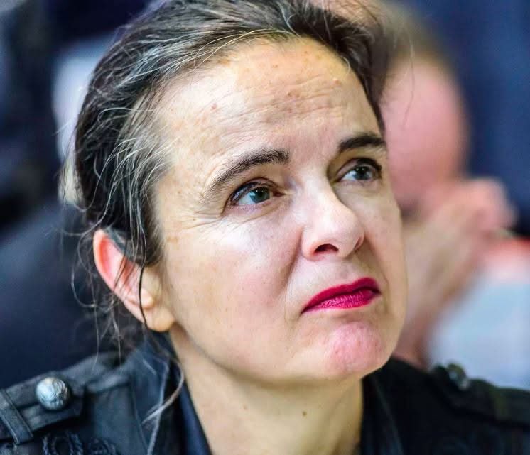 "Il y aura toujours dans la foule un crétin qui, sous prétexte qu'il ne comprend pas, décrétera qu'il n'y a rien à comprendre."
Amélie Nothomb, Péplum