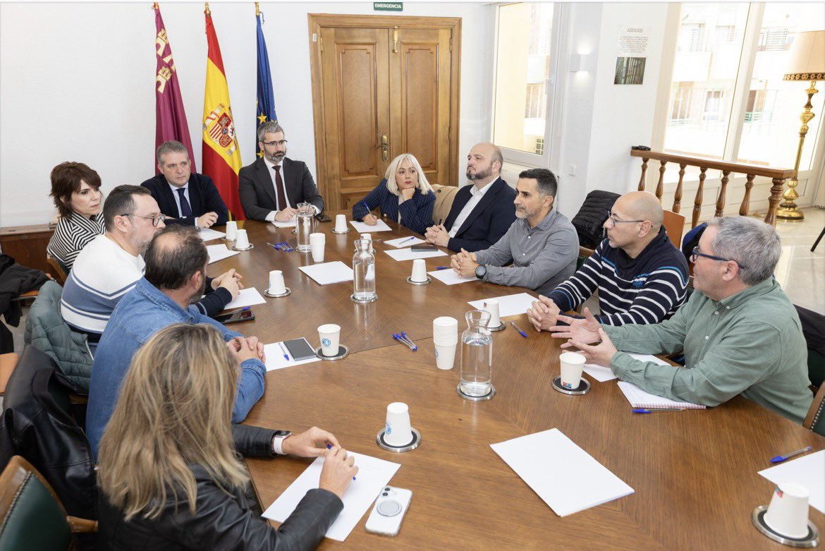 💪 <a href="/desdelamoncloa/">La Moncloa</a> sigue apostando por CT y Sabic. 

El Comisionado para la Reindustrialización se ha reunido hoy con las empresas auxiliares y Comité de Sabic.

El jueves, el ministro de Industria se reúne con la empresa propietaria.

Eso es luchar por CT!