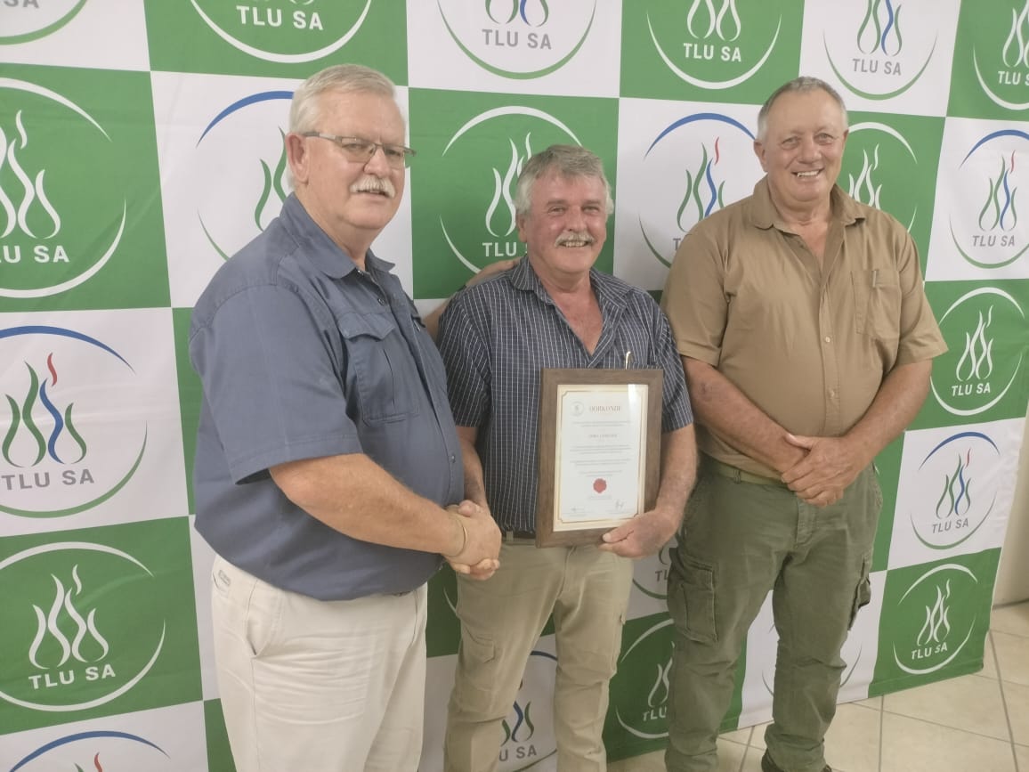 Die oorkonde wat tydens verlede jaar se TLU SA Kongres aan James Language toegeken is, is vandag aan hom oorhandig tydens TLU SA Oosstreek se konferensie.

#TLUSA #TLUSAOosstreek