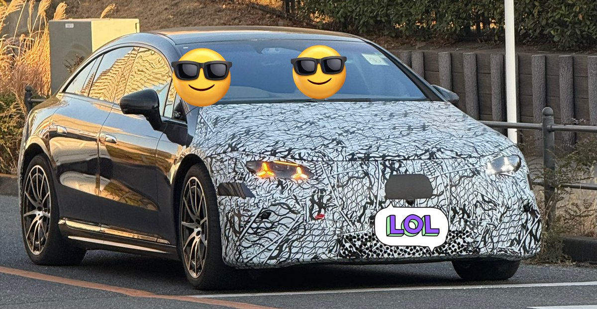 Suika_S22's tweet photo. 白黒模様の変わった柄の車が走っていました！
なんですか、この車？ https://t.co/BUMKO6JFwM