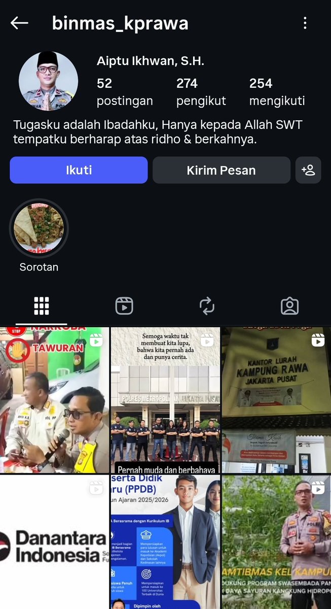 Wah bajingan gak cuma difitnah tapi dipukulin juga bapak pedagangnya. 

Tadinya gw rada takut ngeshare si polisinya itu. Tapi kalau tuh polisi gak dicopot mending netizen silahturahmi aja. Sanksi sosial!
