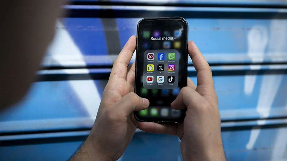 Fransa'da 15 yaş altına sosyal medya yasağı getiren düzenleme Meclis'ten geçti.

- Danimarka, Yunanistan, İspanya ve İrlanda da benzer kısıtlamaları değerlendirmeye aldı.
- Türkiye'de ise 15 yaş altına yönelik sosyal medya düzenlemesinin ay sonu Meclis'e gelmesi bekleniyor.