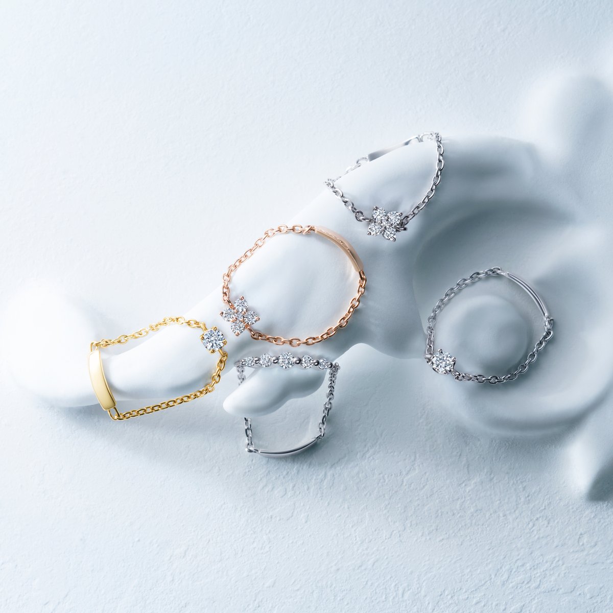 chain ring》 繊細なチェーンが、シンプルなモチーフの艶やかさを 