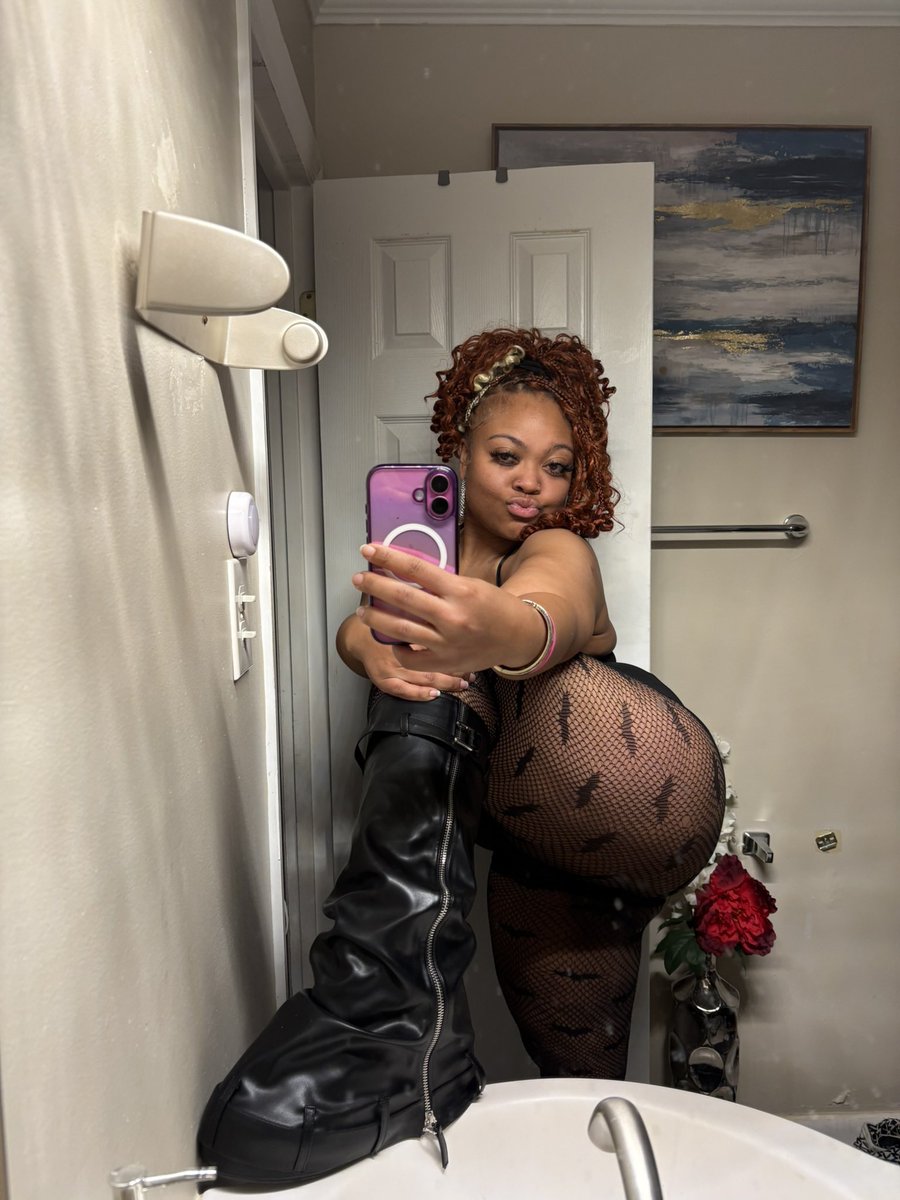 __CallMeTaeeee's tweet photo. Me &amp; these boots are fyyee🔥😍 https://t.co/9ifz5jo779