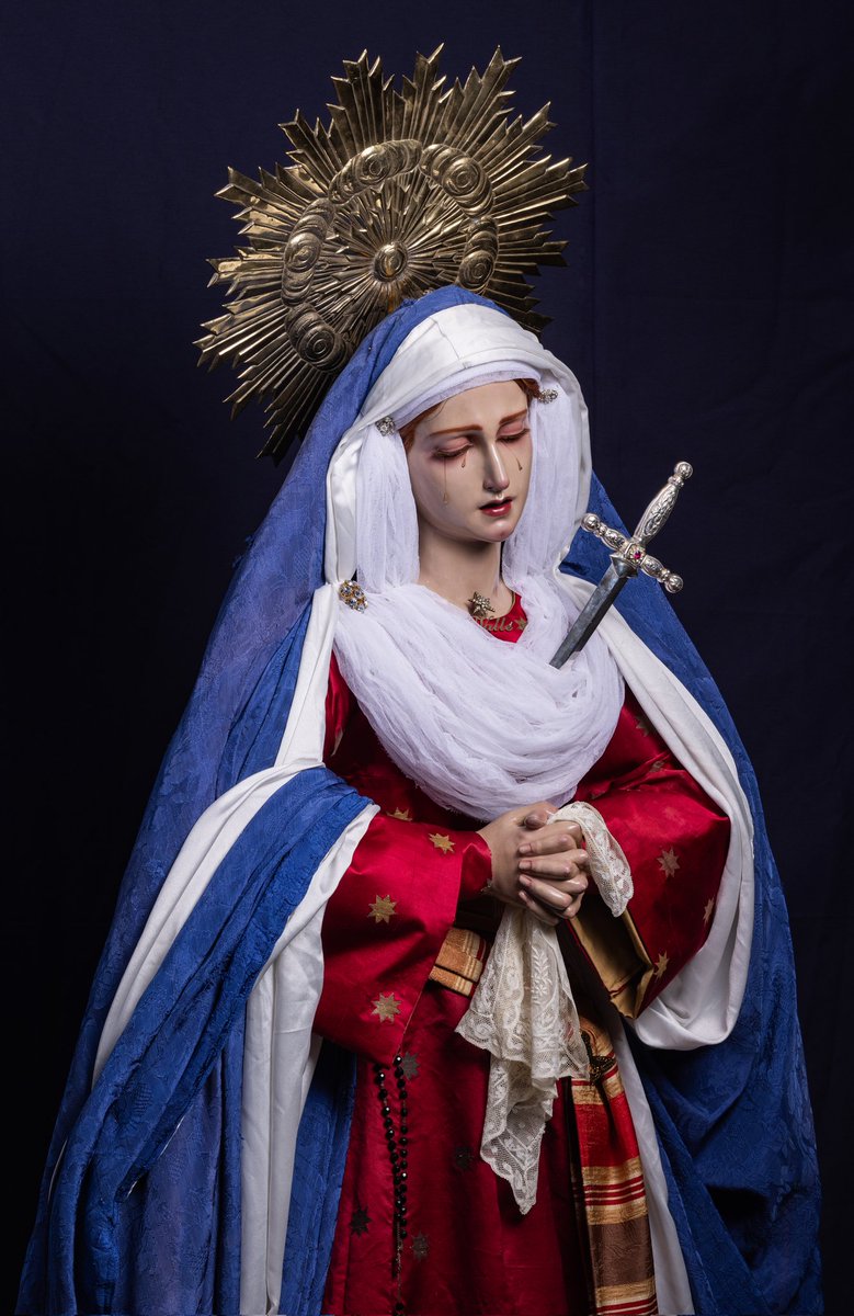 valle_malaga's tweet photo. OFICIAL| Santa María del Valle se presenta ataviada de hebrea para la festividad de la Candelaria y próxima cuaresma.

Para dicha ocasión la Santísima Virgen estrena saya bordada en color carmesí.

📷 @LMFotosCofrades

#ValledeMálaga
#CofradiasMLG https://t.co/95yHpcwMDy