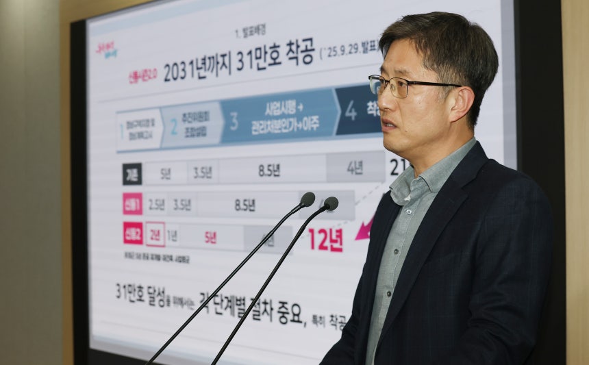 sonsarang3814's tweet image. ■서울시가 국토부에 들이받는 이유

서울시가 국토부에 세게 들이받은 이유

서울시가 국토교통부를 27일 오후 브리핑을 열고 국토부를 작심 비판했다. 

올해 이주를 앞둔 정비사업 구역 43곳 가운데 39곳이 정부의 대출 규제 때문에 이주비를 제대로 조달하지 못하고 있다는 이유에서다. 

이게 참…