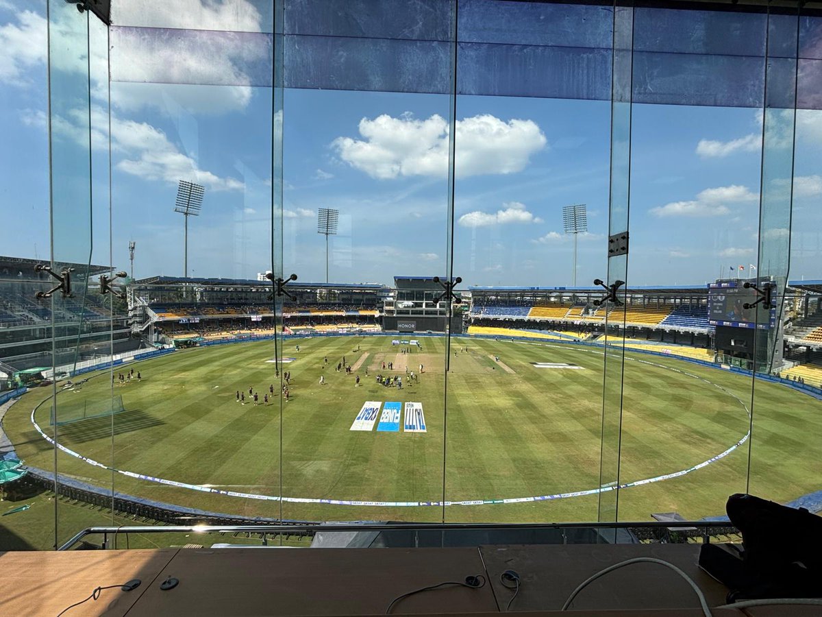 It's decider time in Colombo. Series locked at 1-1 and it's first blood to England who have won the toss and will bat  

England unchanged so Rehan Ahmed opens again! For Sri Lanka, Hasaranga is in for Madushan #ENGvSL