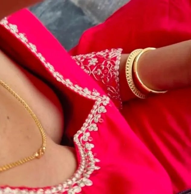 ArasuTiru's tweet photo. பெரிய மாமியார் சின்ன பொண்ணு . காலேஜ் படிக்கிறாள். பொங்கல் டிர்ஸ் எப்படி இருக்குனு கேட்டாள் பார்த்து சொல்றேன்னு போட்டோ எடுத்து காட்டி பார்த்தேன். அவளிடம் காட்டினேன் வெக்கப்பட்டாள். ஓக்க வாய்ப்பு அமயல. எப்படி இருக்கு அவ முலை??? https://t.co/m3xD7cEmd7