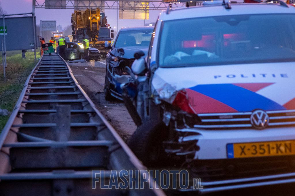 Fors ongeval A20 tussen kraanwagen, personenauto's en politiewagen