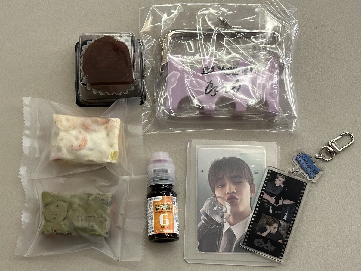 만나면 항상 뭔가를 챙겨주는 고마운 쫀언니 🥺💜
언니가 직접 스티커 붙인 파우치에 랜덤키링포카
두쫀쿠 쫀득쿠키 글루콤까지 언니의 사랑 가득 ㅠ
언니 지인분이 만드셨다는 두쫀쿠랑 쫀득쿠키
너무 너무 맛있어서 팔아주셨으면 좋겠ㄸㅏ🤤