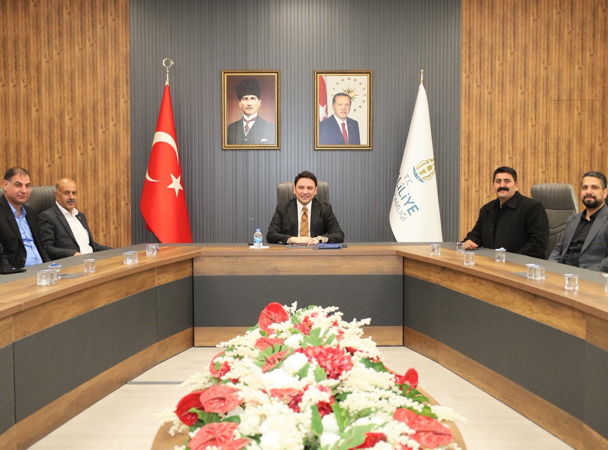 Kaymakamımız Dr. Muhammed Serkan ŞAHİN, ilçemizdeki mahallelerin ihtiyaç ve taleplerini değerlendirmek ve istişarede bulunmak amacıyla Osman Gazi Mahallesi Muhtarı Nahit ÇİFTÇİ, Sırrın Mahallesi Muhtarı Mahmut DAVİZAN, Göktepe Mahallesi Muhtarı Hüseyin BULUT, Kanoğlu Mahallesi