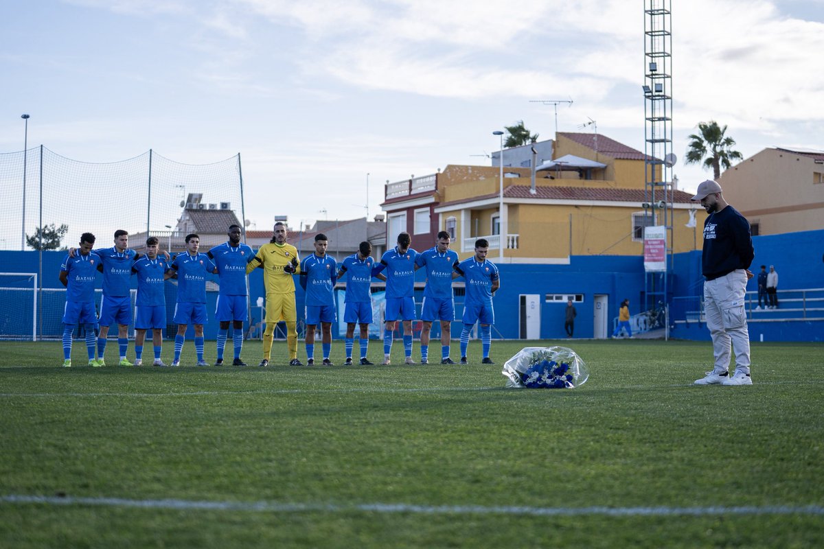 CDBalaAzul1948's tweet photo. Además de la inauguración de la placa conmemorativa, el Playasol guardó un merecido minuto de silencio por la memoria de Damián López. 

Y se entregó un ramo de flores a sus familiares. 

Descanse en paz. 💙 https://t.co/tpjt8aXG9A