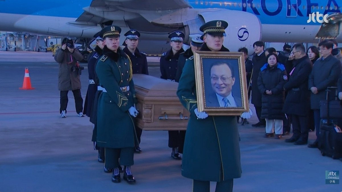 eksrhfdhqQK's tweet image. [펌] 나라 꼬라지 이 사진 하나로 끝남ㄷㄷㄷㄷ
뭐야 공직에 있는것도 아니고 군사작전중 전사도 아닌데 왜 의장대가 운구를 함? ㄱCB 나라꼴 잘돌아간다ㅋㅋㅋㅋㅋㅋㅋ
youtu.be/fwIUDrPaj6Q?li…