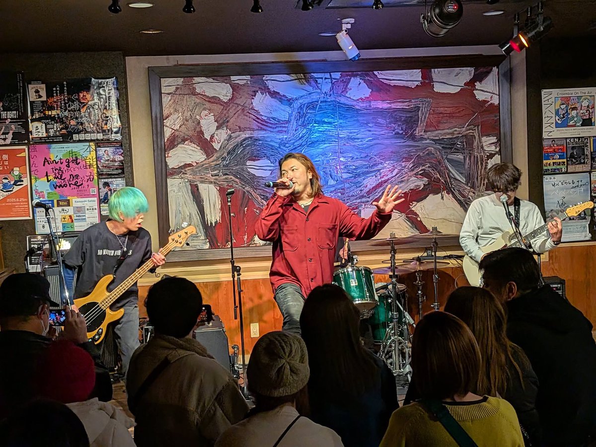 KUROSAN8's tweet photo. 1/24(土) 唐津市 #音食屋ゆぐどらしる
昨年10月の佐賀市RAG-Gでのライブでカヨロカと対バンした #NITROBOX のボーカル DAIKIさんがオーナーのお店
ちょうどこの日はNITROBOXのギター Maedasanさん(公式名が「Maedasan」らしい 笑)のお誕生日 🎂
おめでとうございます!! 🎉🎉🎉 https://t.co/3D0iSnHWQr